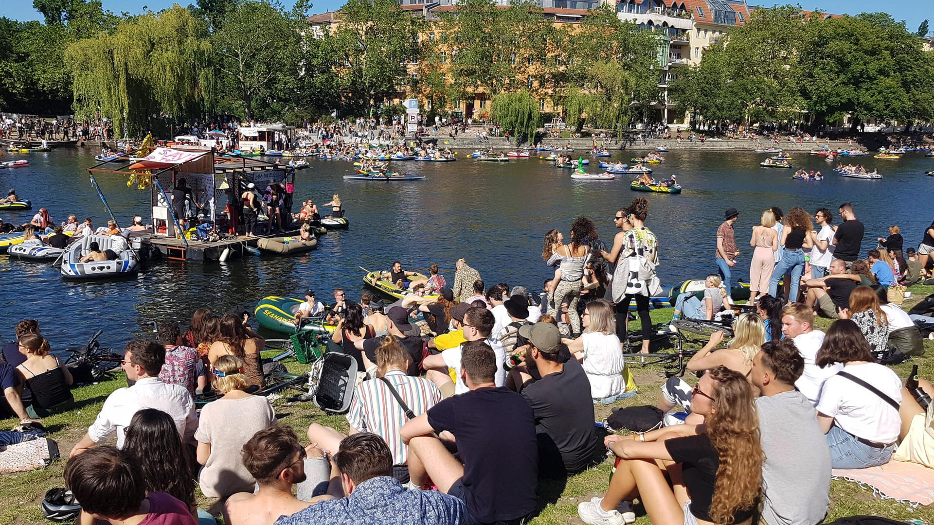 Demo "Ravekultur retten" auf dem Landwehrkanal in Berlin: Am Pfingstsonntag waren Hunderte von Menschen auf Schlauchbooten zum Feiern und Demonstrieren zusammengekommen.