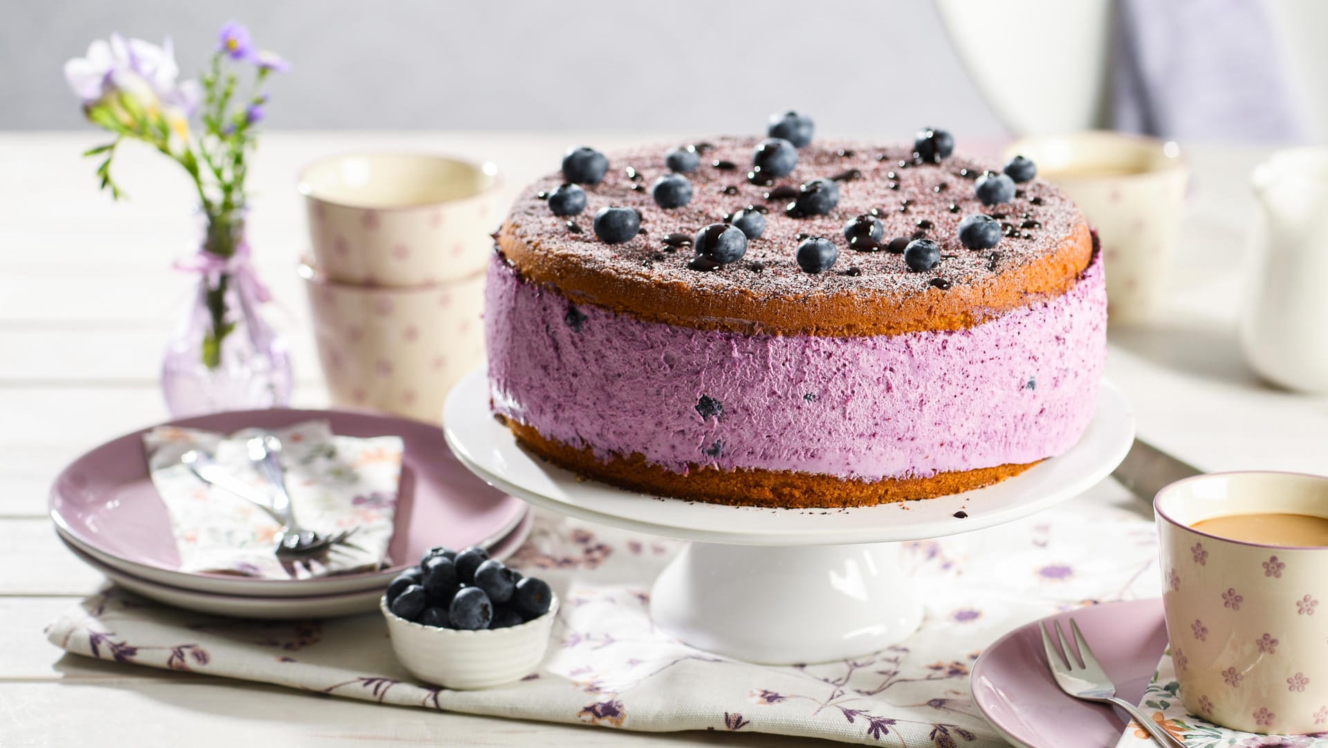 Käse-Sahne-Torte mit Blaubeeren: Das Rezept stammt von Dr. Oetker.