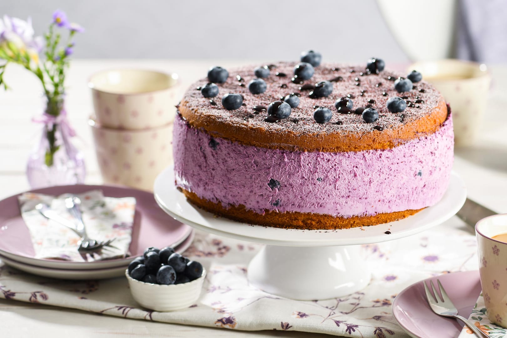 Käse-Sahne-Torte mit Blaubeeren: Das Rezept stammt von Dr. Oetker.