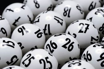 Die richtigen Zahlen auf den Lottokugeln können Tipper auf einen Schlag reicht machen. (Symbolfoto)