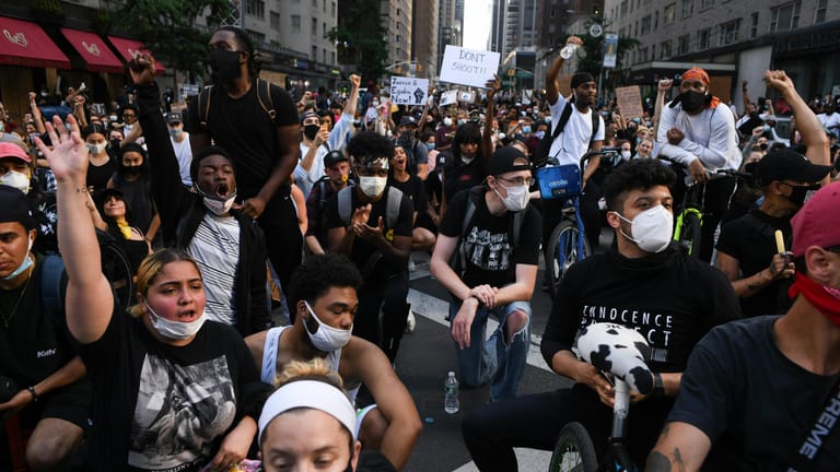 Proteste in New York: Nicht nur Schwarze gehen auf die Straße – das wird zum Problem für Trump.