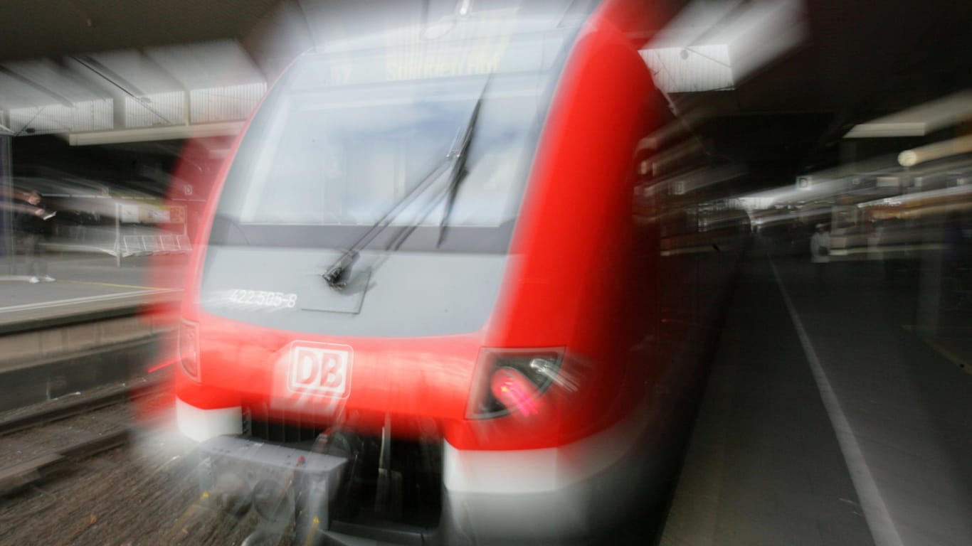 Eine S-Bahn: In einem Zug von Hagen nach Dortmund ist ein Schaffner angegriffen worden.