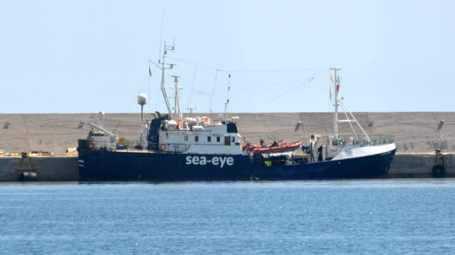 Die "Alan Kurdi" der Hilfsorganisation "Sea Eye": Das Rettungsschiff ist festgesetzt worden. Die "Alan Kurdi" der Hilfsorganisation "Sea Eye": Das Rettungsschiff ist festgesetzt worden.