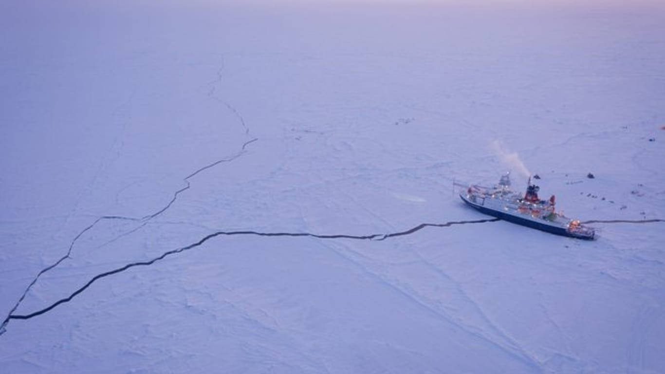 Das Forschungsschiff Polarstern liegt eingefroren im Eis der Zentralarktis.