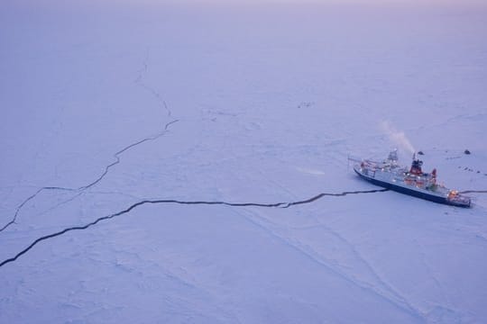Das Forschungsschiff Polarstern liegt eingefroren im Eis der Zentralarktis.