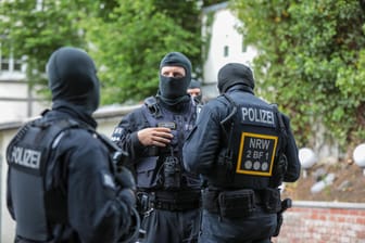 SEK-Einsatz der Polizei Nordrhein-Westfalen (Symbolbild): In Köln rückten Spezialkräfte in eine Klinik aus, weil ein Patient dort das Personal bedrohte.