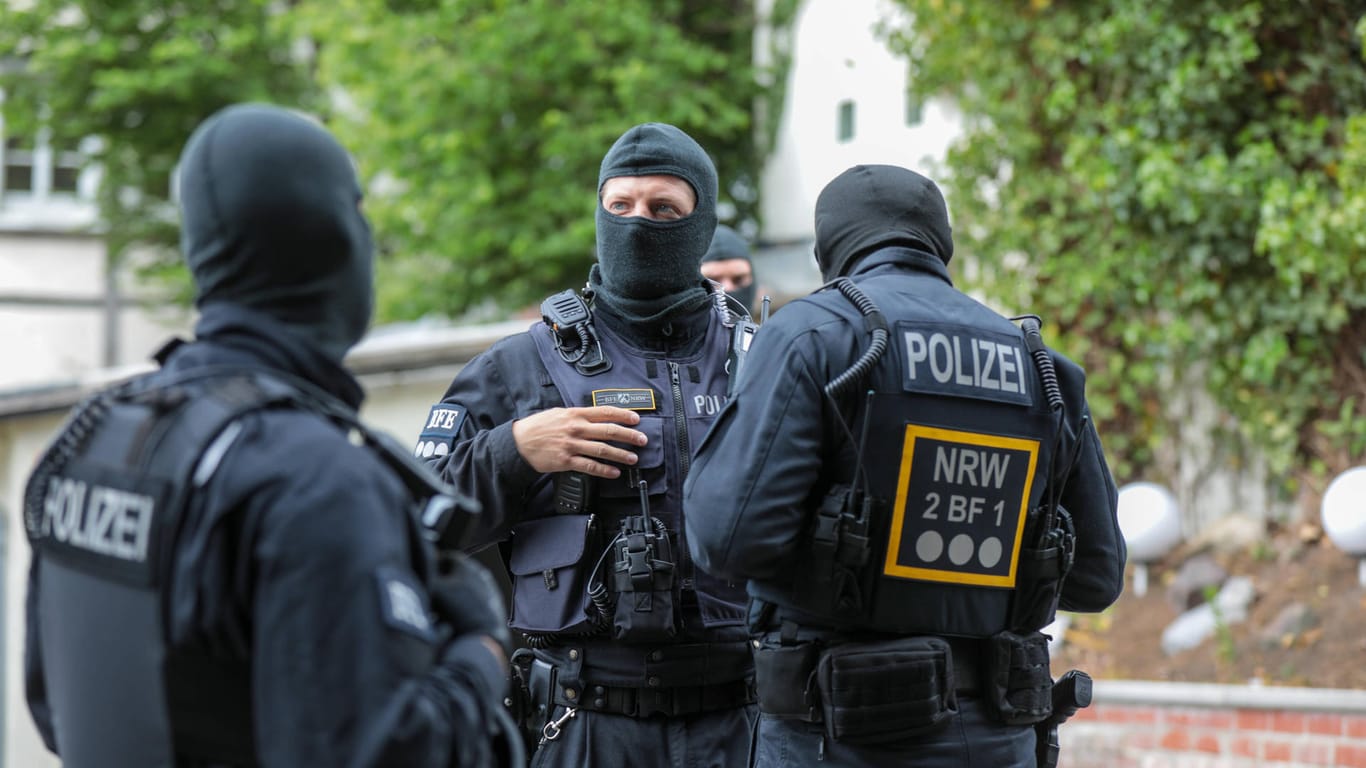 SEK-Einsatz der Polizei Nordrhein-Westfalen (Symbolbild): In Köln rückten Spezialkräfte in eine Klinik aus, weil ein Patient dort das Personal bedrohte.