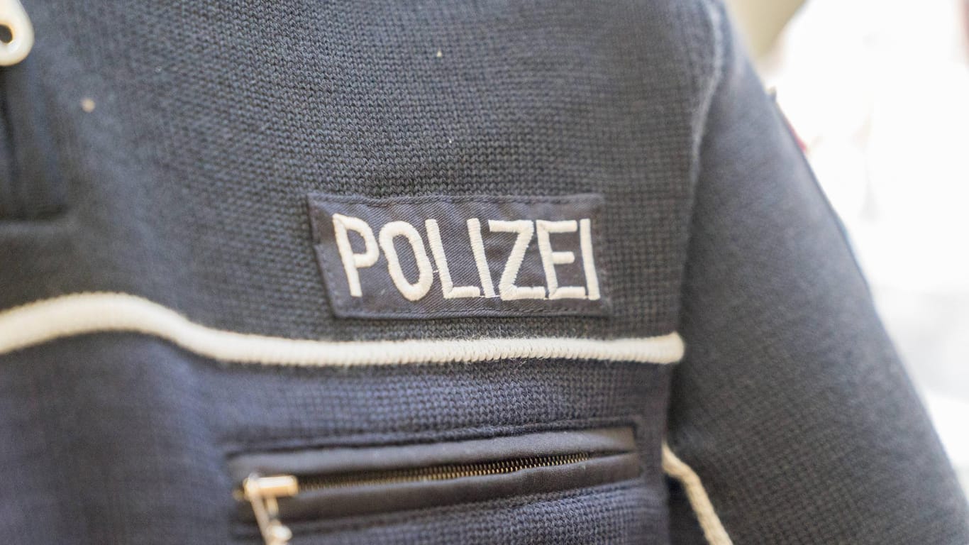 Polizeiabzeichen auf einem Uniformpullover (Symbolbild): In Bielefeld hat ein aufmerksamer Zeuge eine betrunkene Autofahrerin verfolgt.