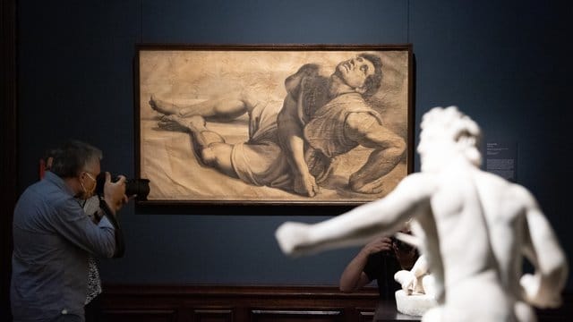 Blick in die Ausstellung "Raffael - Macht der Bilder". Blick in die Ausstellung "Raffael - Macht der Bilder".