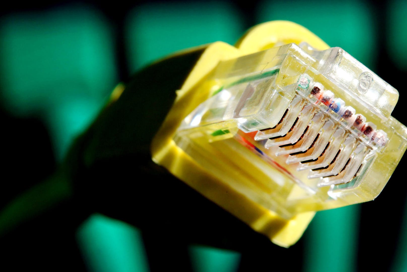 Stecker eines Netzwerkkabels (Symbolbild): Das von Deutschland und Frankreich vorangetriebene Projekt Gaia-X eines europäischen Daten-Ökosystems soll inhaltlich und organisatorisch erweitert werden.