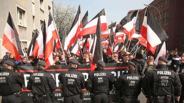 Polizisten sichern eine Demonstration von Rechtsextremisten in der Dortmunder Innenstadt. Polizisten sichern eine Demonstration von Rechtsextremisten in der Dortmunder Innenstadt.