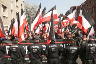 Polizisten sichern eine Demonstration von Rechtsextremisten in der Dortmunder Innenstadt.