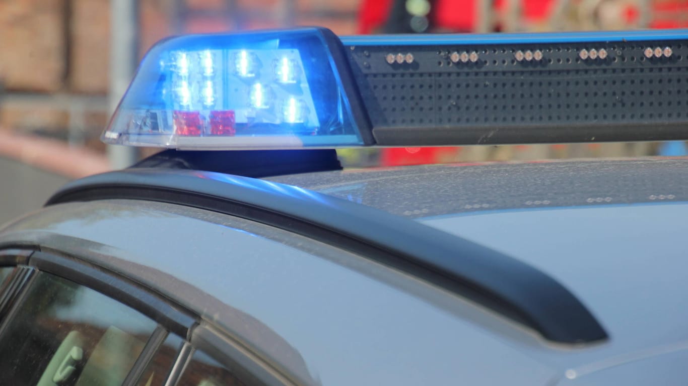 Blaulicht am Polizeiwagen: In Hamburg sind Polizisten angegriffen worden.