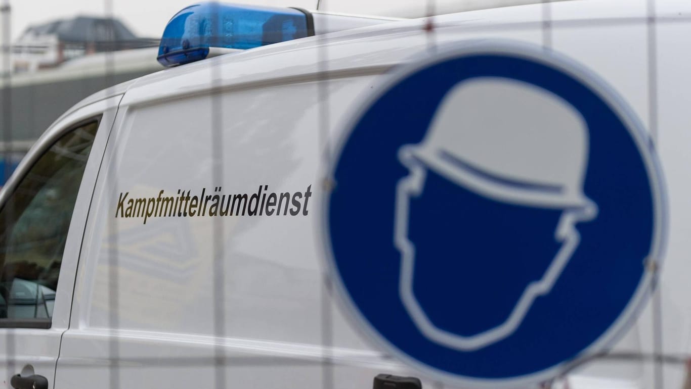 Auf einem Einsatzfahrzeug steht "Kampfmittelräumdienst": In Frankfurt am Main muss eine Weltkriegsbombe entschärft werden.
