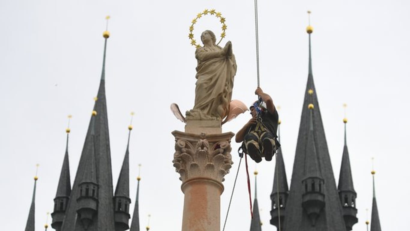 Auf dem Prager Altstädter Ring wurde am Donnerstag der Wiederaufbau der historischen Mariensäule abgeschlossen.