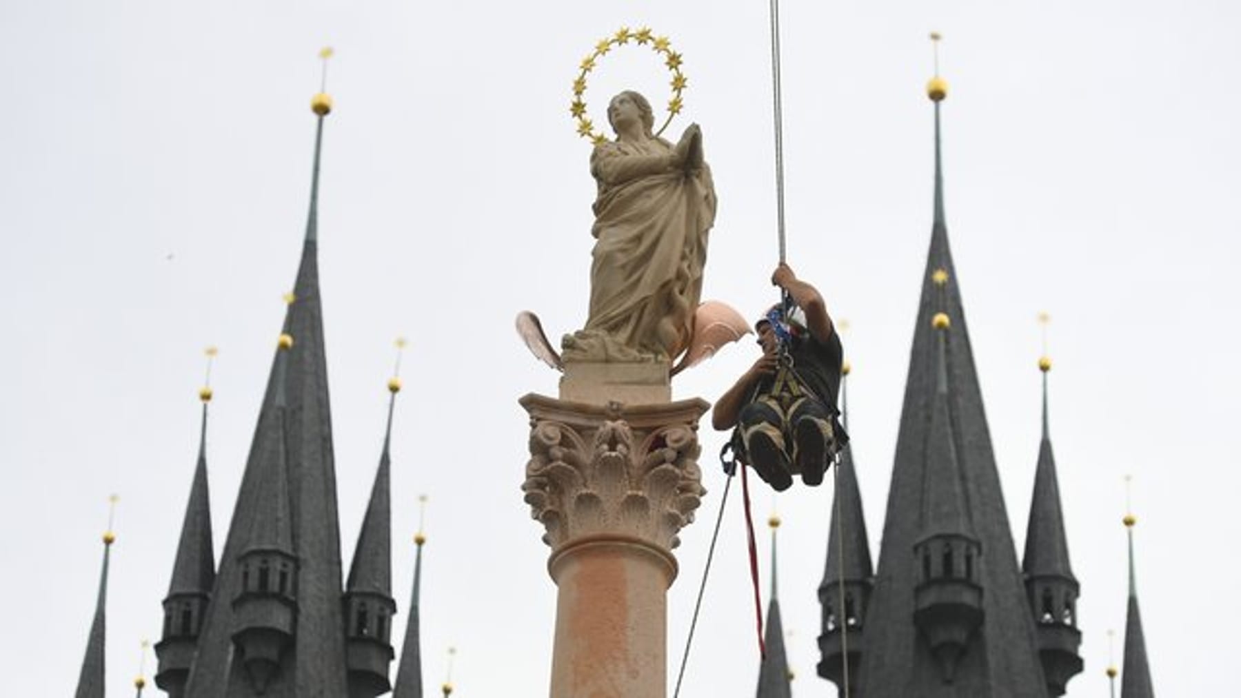 Replik Historische Mariensäule in Prag wiederaufgebaut