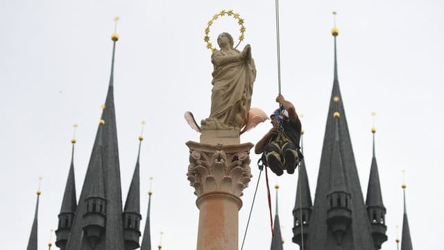 Auf dem Prager Altstädter Ring wurde am Donnerstag der Wiederaufbau der historischen Mariensäule abgeschlossen. Auf dem Prager Altstädter Ring wurde am Donnerstag der Wiederaufbau der historischen Mariensäule abgeschlossen.