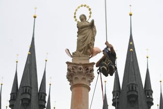 Auf dem Prager Altstädter Ring wurde am Donnerstag der Wiederaufbau der historischen Mariensäule abgeschlossen.