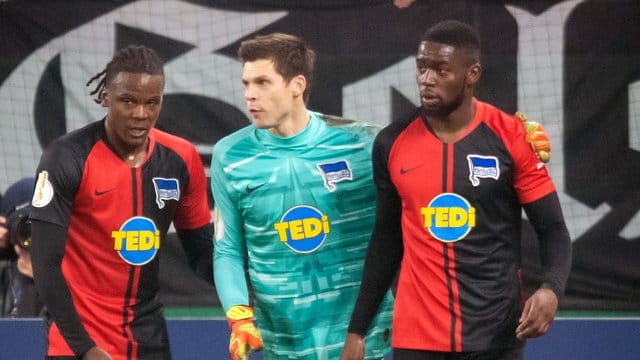 Jordan Torunarigha (r) war im Achtelfinale des DFB-Pokals beim FC Schalke 04 rassistisch beleidigt worden. Jordan Torunarigha (r) war im Achtelfinale des DFB-Pokals beim FC Schalke 04 rassistisch beleidigt worden.