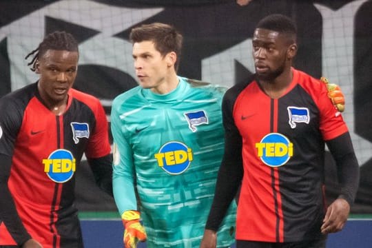 Jordan Torunarigha (r) war im Achtelfinale des DFB-Pokals beim FC Schalke 04 rassistisch beleidigt worden.