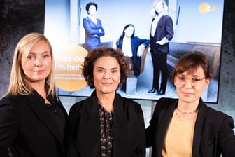 Nadja Uhl (l-r), Barbara Auer und Nicolette Krebitz stellen den ZDF-Dreiteiler "Der Preis der Freiheit" in Hamburg vor.