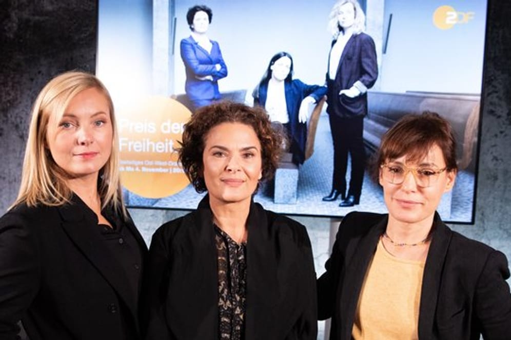 Nadja Uhl (l-r), Barbara Auer und Nicolette Krebitz stellen den ZDF-Dreiteiler "Der Preis der Freiheit" in Hamburg vor.