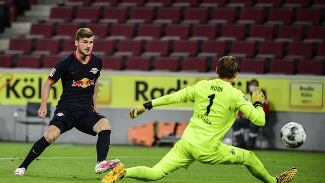 Timo Werner (l) soll vor einem Wechsel zum FC Chelsea stehen.