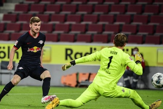 Timo Werner (l) soll vor einem Wechsel zum FC Chelsea stehen.