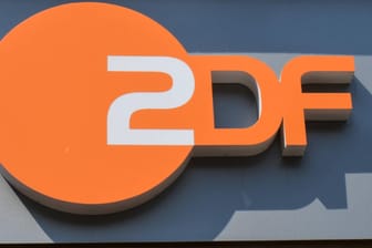 Logo des ZDF am Hauptstadtstudio des Senders: Nun ist ein Fernsehteam angegriffen worden.