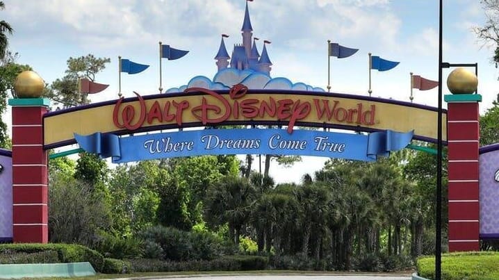 Basketball im Themenpark: Der quietschbunte NBA-Zirkus wird seine Finalrunde im quietschbunten Disney World austragen.