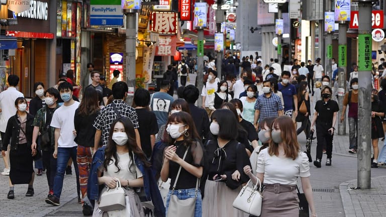 Am ersten Wochenende nach Aufhebung des Corona-Notstand trauten sich viele Japaner wieder auf die Straßen.