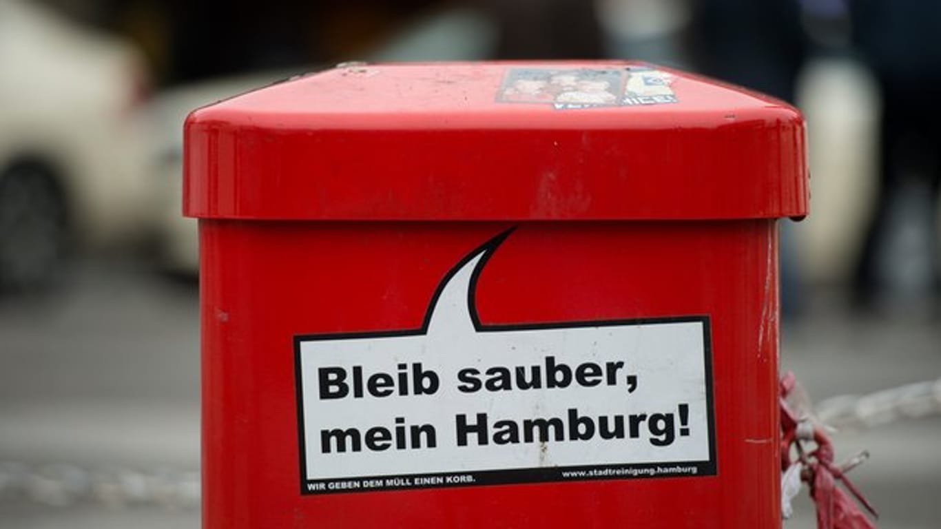 Der Spruch "Bleib sauber, mein Hamburg!" steht auf einem Mülleimer am Hamburger Hauptbahnhof: In der Corona-Krise kam deutlich mehr Müll als sonst zusammen.