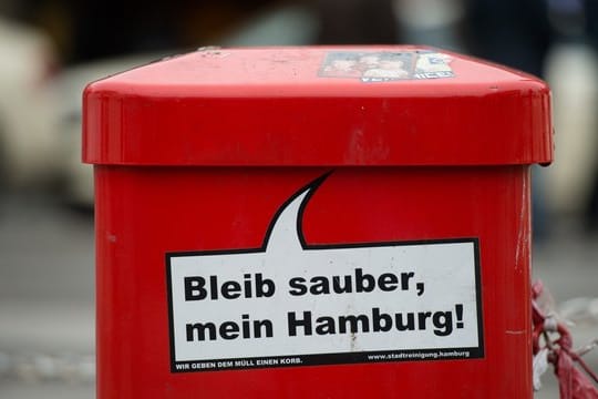 Der Spruch "Bleib sauber, mein Hamburg!" steht auf einem Mülleimer am Hamburger Hauptbahnhof: In der Corona-Krise kam deutlich mehr Müll als sonst zusammen.