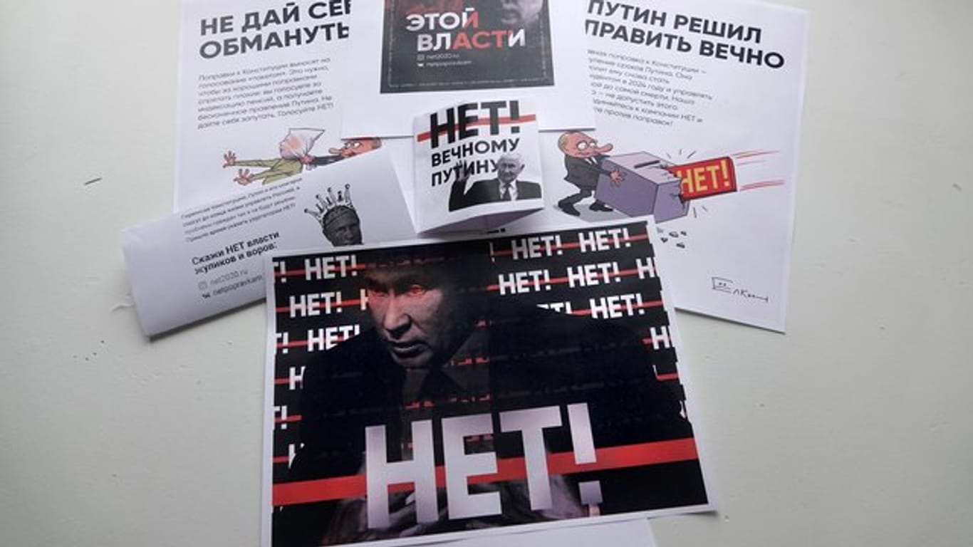 Weil Straßenproteste wegen des Coronavirus verboten sind, stellen Kremlgegner Plakate und Flugblätter im Internet zum Ausdrucken bereit.