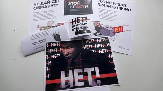Weil Straßenproteste wegen des Coronavirus verboten sind, stellen Kremlgegner Plakate und Flugblätter im Internet zum Ausdrucken bereit. Weil Straßenproteste wegen des Coronavirus verboten sind, stellen Kremlgegner Plakate und Flugblätter im Internet zum Ausdrucken bereit.