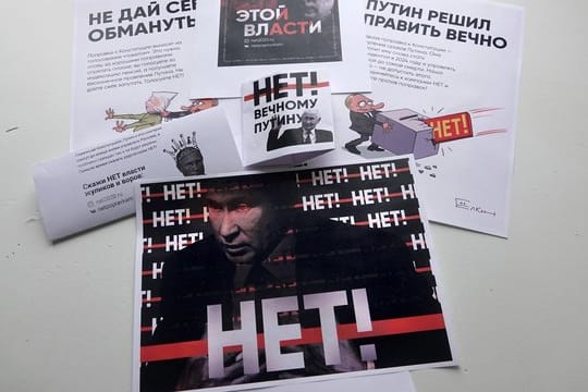 Weil Straßenproteste wegen des Coronavirus verboten sind, stellen Kremlgegner Plakate und Flugblätter im Internet zum Ausdrucken bereit.