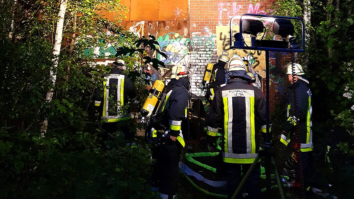 Die Essener Feuerwehr bei Löscharbeiten eines Brands in einer ehemaligen Pommesfabrik in Horst: Das Gebäude darf nicht mehr betreten werden.