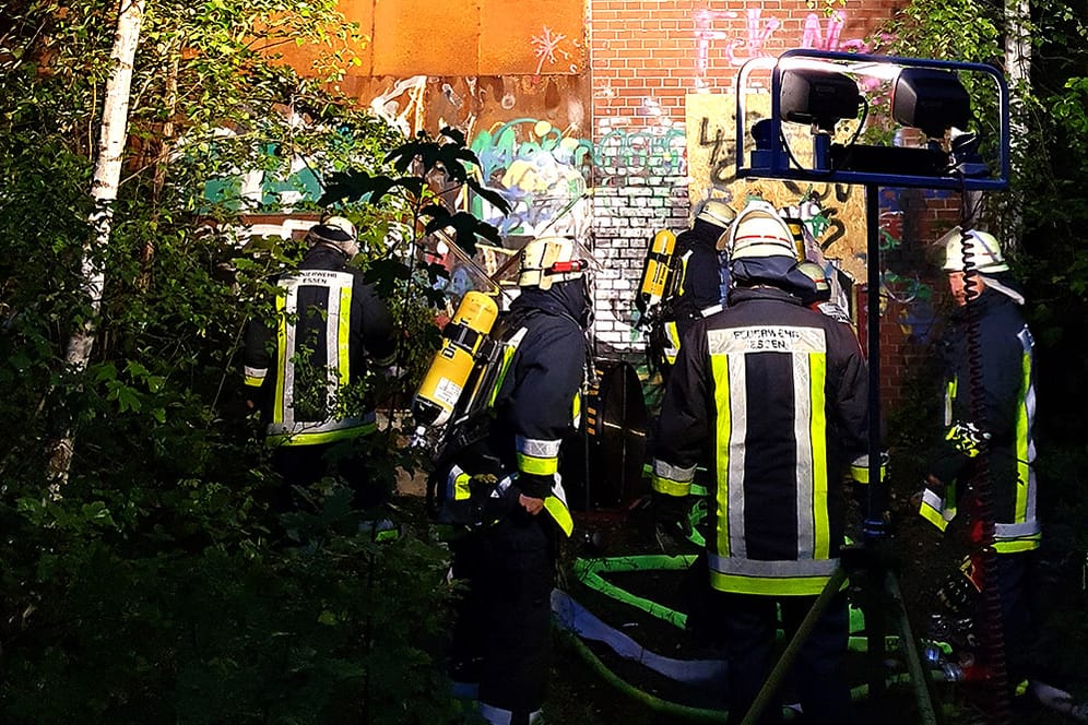 Die Essener Feuerwehr bei Löscharbeiten eines Brands in einer ehemaligen Pommesfabrik in Horst: Das Gebäude darf nicht mehr betreten werden.