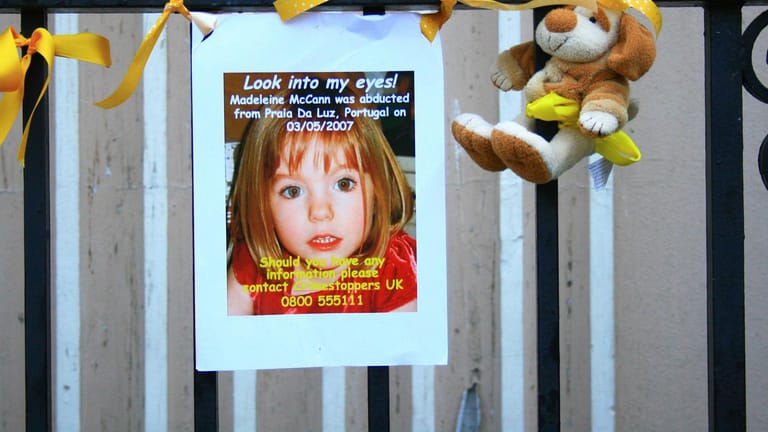 Die Suche nach Maddie McCann erregte weltweit Aufmerksamkeit. Dieses Plakat hing an einem Zaun in Gibraltar.