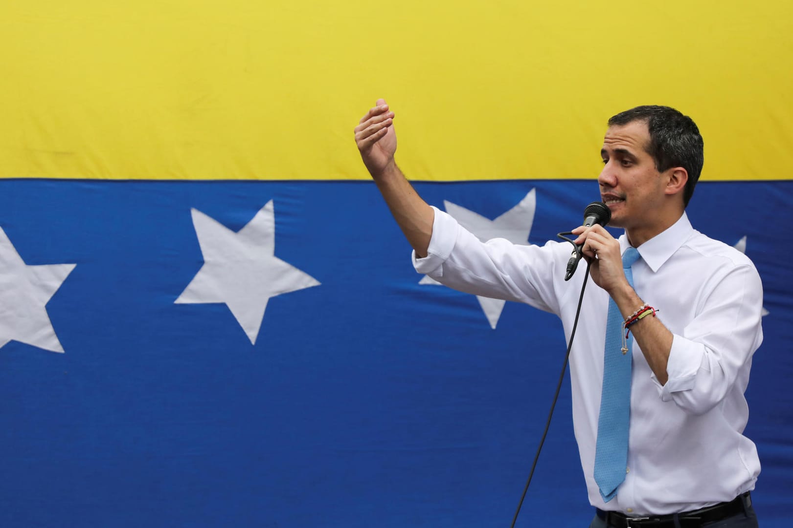 Juan Guaidó wird unter anderem von Deutschland als rechtmäßiger Präsident Venezuelas anerkannt. Unter der Führung seines Konkurrenten Maduro leidet das Land seit Jahren unter einer Wirtschaftskrise.