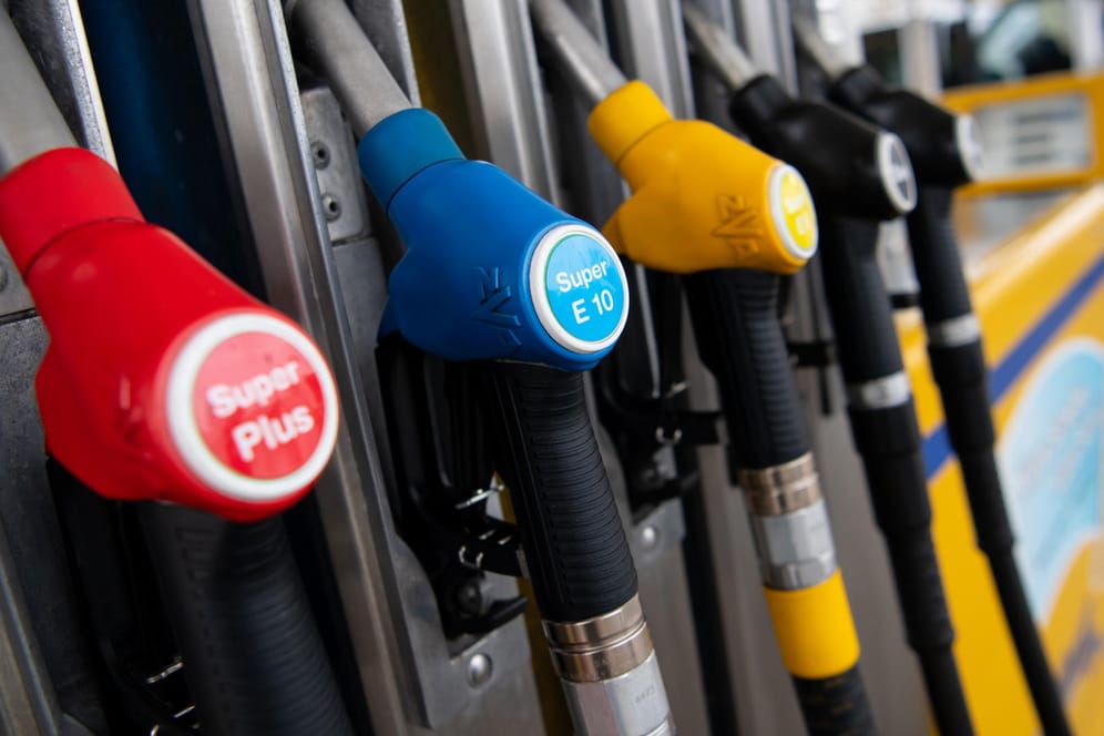 Zapfsäule an einer Tankstelle: Preislich kann es einen starken Unterschied machen, ob Autofahrer morgens oder abends tanken.