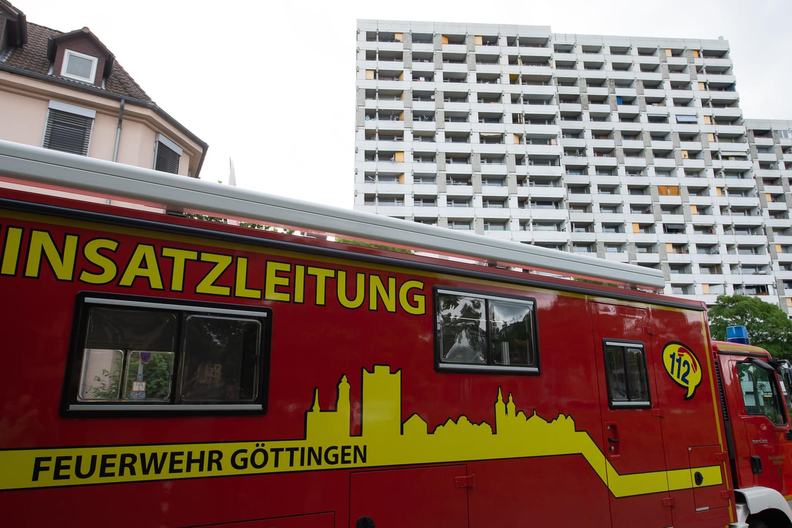 Großeinsatz im Hochhaus: Weil das Iduna-Zentrum im Mittelpunkt eines Ausbruchs steht, hat die Stadt eine Arbeitsgruppe gebildet, die das ganze Ausmaß mit Tests ermitteln soll.