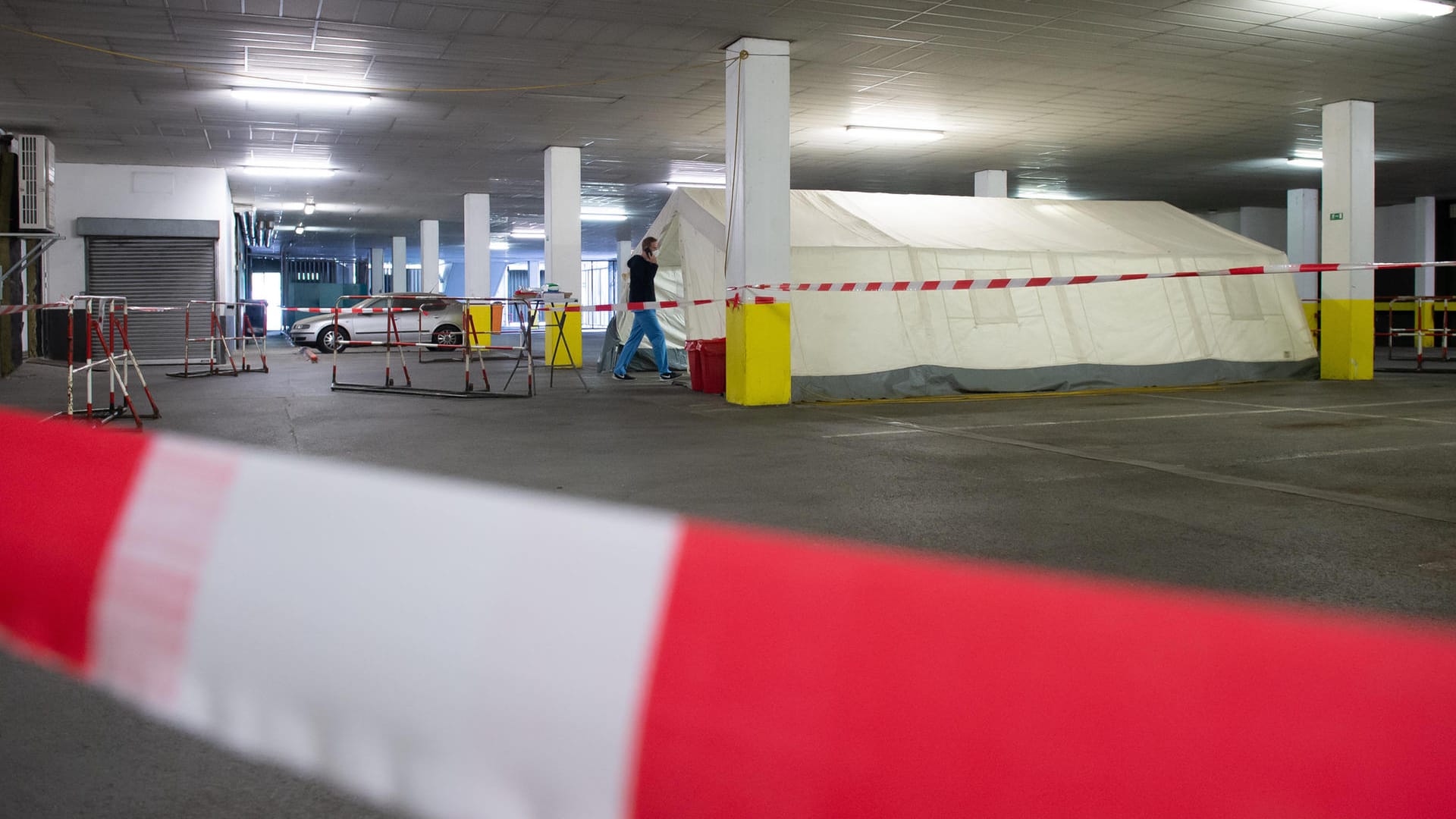 Zelte in der Tiefgarage: Das ganze Hochhaus soll auf das Coronavirus getestet werden.