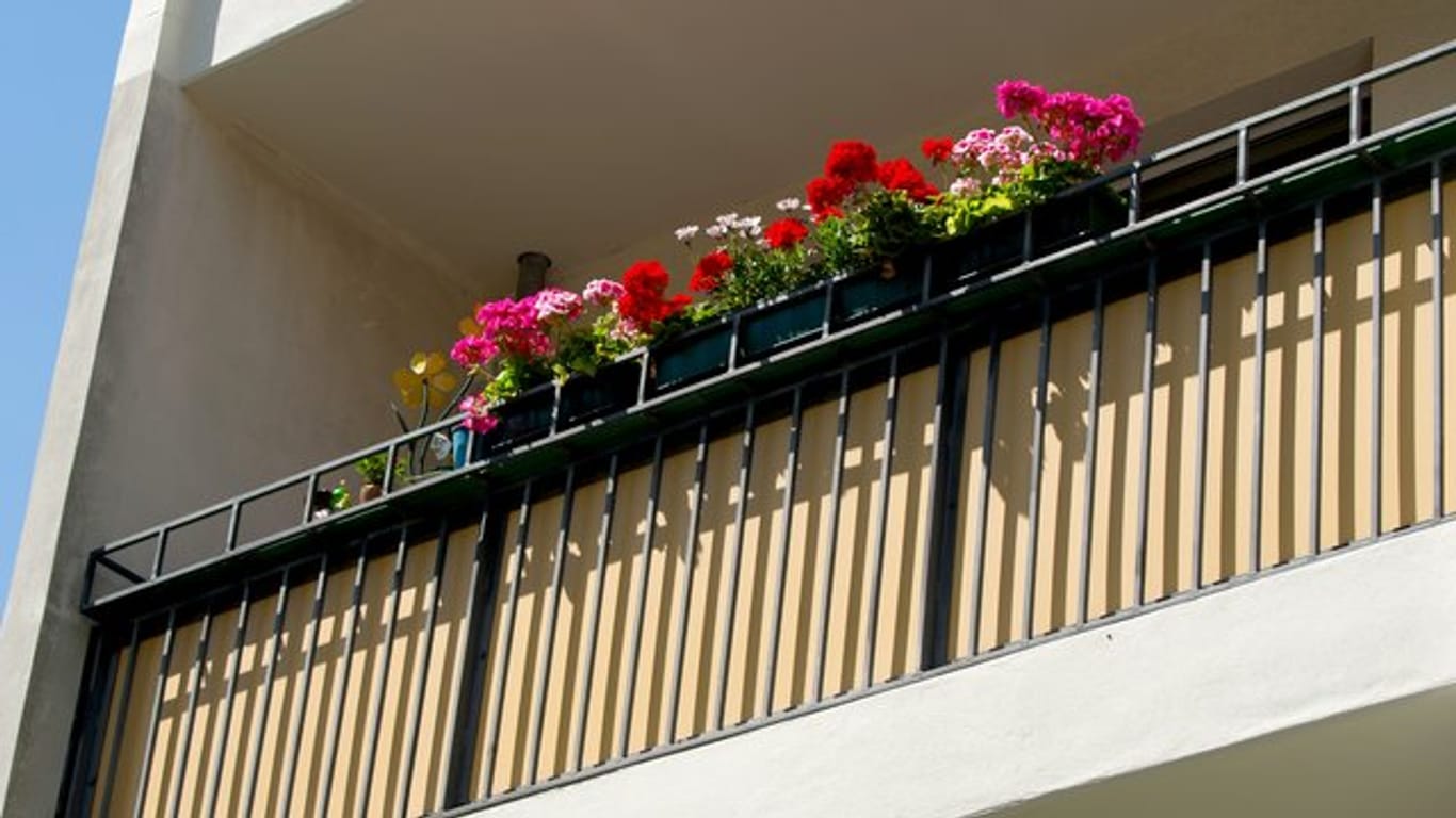 Mieter dürfen einen Sichtschutz an ihrem Balkon anbringen, um sich vor neugierigen Blicken zu schützen.