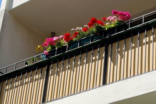 Mieter dürfen einen Sichtschutz an ihrem Balkon anbringen, um sich vor neugierigen Blicken zu schützen.