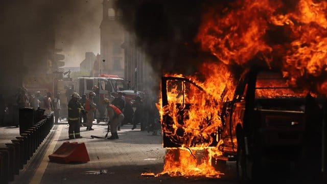 Ein Fahrzeug steht in Flammen.