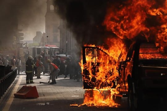 Ein Fahrzeug steht in Flammen.