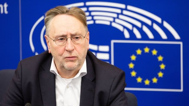Kurz vor Ende der vierten Verhandlungsrunde über einen EU-Handelspakt mit Großbritannien hat sich der SPD-Brexit-Experte Bernd Lange pessimistisch geäußert. Kurz vor Ende der vierten Verhandlungsrunde über einen EU-Handelspakt mit Großbritannien hat sich der SPD-Brexit-Experte Bernd Lange pessimistisch geäußert.