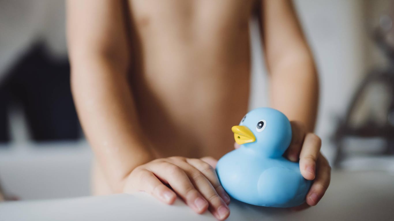 Ein Kind mit einer Ente: In Hamburg hat es einen Unfall mit einem Kleinkind in einer Badewanne gegeben.