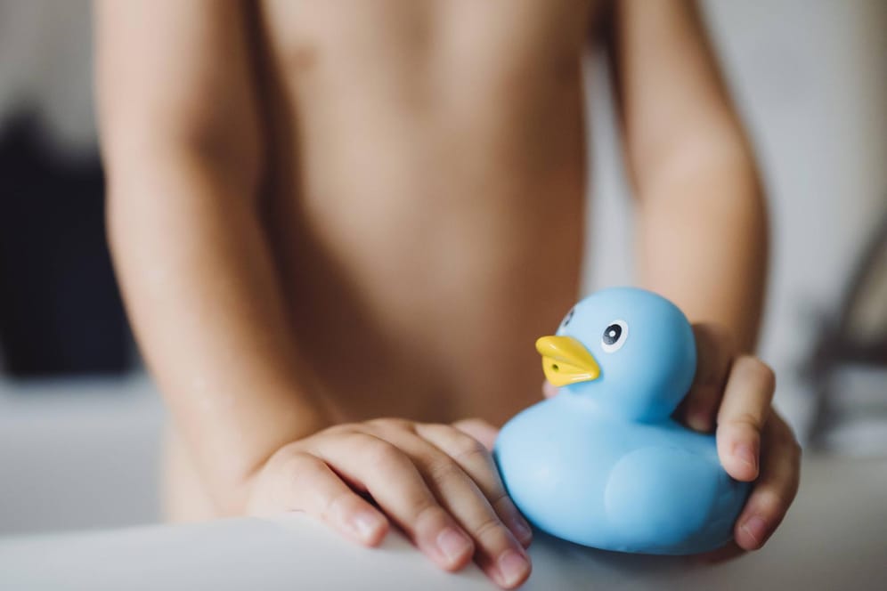 Ein Kind mit einer Ente: In Hamburg hat es einen Unfall mit einem Kleinkind in einer Badewanne gegeben.